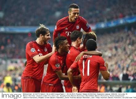 04.11.2015, Fussball, Saison 2015 2016, Champions League, 2015 16, Vorrunde, FC Bayern München - Arsenal London 5:1, Jubel v.re., Douglas Costa (Bayern Muenchen), David Alaba (Bayern Muenchen), Robert Lewandowski (Bayern Muenchen), Kingsley Coman (Bayern Muenchen), Javier Martinez (Bayern Muenchen), oben Thiago Alcantara (Bayern Muenchen)