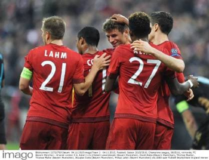 04.11.2015, Fussball, Saison 2015 2016, Champions League, 2015 16, Vorrunde, FC Bayern München - Arsenal London 5:1, Jubel (v.re.) Robert Lewandowski (Bayern Muenchen), David Alaba (Bayern Muenchen), Thomas Mueller, Thomas Müller (Bayern Muenchen), Douglas Costa (Bayern Muenchen), Philipp Lahm (Bayern Muenchen)