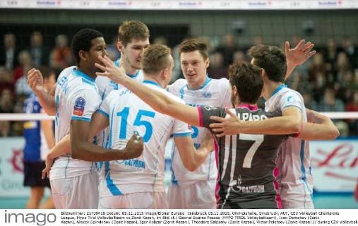 Innsbruck 05.11.2015, Olympiahalle, Innsbruck, AUT, CEV Volleyball Champions League, Hypo Tirol Volleyballteam vs Zenit Kazan, im Bild vl.: Gabriel Soares Pessoa (HYPO TIROL Volleyballteam), Ivan Demakov (Zenit Kazan), Alexey Spiridonov (Zenit Kazan), Igor Kobzar (Zenit Kazan), Theodore Salparov (Zenit Kazan), Victor Poletaev (Zenit Kazan) during CEV Volleyball Champions League match between Hypo Tirol Volleyballteam and Zenit Kazan at the Olympiahalle in Innsbruck, Austria on 2015 11 05. EX_JAK