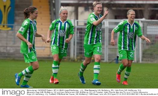 v.li.: Elise Bussaglia (VfL Wolfsburg, 30), Julia Simic (VfL Wolfsburg, 31), Alexandra Popp (VfL Wolfsburg, 11) und Lara Dickenmann (VfL Wolfsburg, 21) mit Torjubel, Jubel, Freude über das Tor zum 1:0 durch Alexandra Popp (VfL Wolfsburg, 11), Fussball, DFB-Pokal der Frauen, VfL Wolfsburg - SGS Essen, xobx