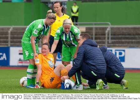 Die verletzte Torhüterin, Torwart Almuth Schult (VfL Wolfsburg, 1) wird behandelt, Verletzung, muss ausgewechselt werden, Auswechslung, Schmerzen, schmerverzerrtes Gesicht, Fussball, DFB-Pokal der Frauen, VfL Wolfsburg - SGS Essen, xobx