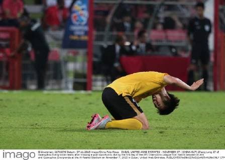 DUBAI, UNITED ARAB EMIRATES - NOVEMBER 07: (CHINA OUT) Zheng Long 27 of Guangzhou Evergrande reacts after missing a goal opportunity during the first leg of the AFC Champions League final match between Al Ahli and Guangzhou Evergrande at the Al-Rashid Stadium on November 7, 2015 in Dubai, United Arab Emirates. CFP475533890