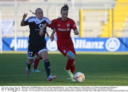 v.li.: Mandy Islacker (1. FFC Frankfurt, 17) Viktoria Schnaderbeck (FC Bayern München, FCB, 25) im Zweikampf, Duell, duel, tackle, Dynamik, Action, Aktion, Fussball, DFB-Pokal der Frauen, Achtelfinale, FC Bayern München - 1. FFC Frankfurt, xslx