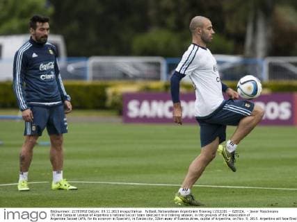 Fußball, Nationalteam Argentinien Training (151110) -- EZEIZA, - Javier Mascherano (R) and Ezequiel Lavezzi of Argentina s national soccer team take part in a training session, in the grounds of the Association of Argentine Soccer (AFA, for its acronym in Spanish), in Ezeiza city, 32km away of Buenos Aires, capital of Argentina, on Nov. 9, 2015. Argentina will face Brazil in a qualifier match for the World Cup Russia 2018, to be held on Nov. 12 in the Antonio Vespucio Liberti stadium, in Buenos Aires, Argentina. Martin Zabala) (da) (sp) (SP)ARGENTINA-EZEIZA-SOCCER-TRAINING e MARTINxZABALA