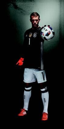 Fußball, DFB Nationalteam, Shooting im neuen EM-Trikot GER, DFB, EM-NATIONALTRIKOT 11.11.2015, Berlin, GER, DFB, EM 2016 -NATIONALTRIKOT, im Bild Manuel Neuer (DFB) im neuen EM 2016 outfit Einzelaktion, Tanzkörper Ganzkoerper, Hochformat neutraler Hintergrund Studio nphxEngler