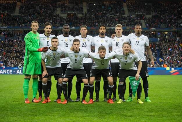 13. November 2015: Paris, Fussball Testspiel: Frankreich - Deutschland: Mannschaftsfoto Hinten v.l.: Torwart Manuel Neuer, Mats Hummels, Antonio Ruediger, Mario Gomez, Sami Khedira, Matthias Ginter, Jerome Boateng. Vordere Reihe v.l.: Jonas Hector, Julian Draxler, Thomas Mueller, Bastian Schweinsteiger (Deutschland).