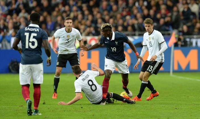 Fussball, Herren, Länderspiel (Testspiel), Saison 2015 2016, Frankreich - Deutschland in Paris, v. l. Bacary Sagna (Frankreich), Jonas Hector (Deutschland), Julian Draxler (Deutschland), Paul Pogba (Frankreich), Thomas Müller (Deutschland), 13.11. 2015,