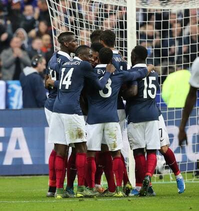 Paris, Fussball, Herren, Länderspiel, Freundschaftsspiel, Frankreich - Deutschland, 13.11.2015 , Stade de France, Paris, Paul Pogba, Blaise Matuidi, Patrice Evra, Raphael Varane, Bacary Sagna, alle Frankreich, Torjubel