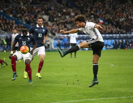 Paris, Fussball, Herren, Länderspiel, Freundschaftsspiel, Frankreich - Deutschland, 13.11.2015 , Stade de France, Paris,Bacary Sagna, Andre-Pierre Gignac, beide Frankreich Leroy Sane, Deutschland,