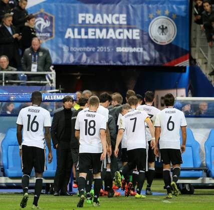 Paris, Fussball, Herren, Länderspiel, Freundschaftsspiel, Frankreich - Deutschland, 13.11.2015 , Stade de France, Paris, Deutsche Mannschaft nach mit Spiel, Joachim Löw