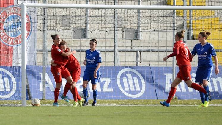 v.li.: Gina Lewandowski (FC Bayern München, FCB, 2) Nora Holstad Berge (FC Bayern München, FCB, 15) Anne Van Bonn (SC Sand, 7) Caroline Abbe (FC Bayern München, FCB, 5) Julia Zirnstein (SC Sand, 8) Jubel, Torjubel, Torerfolg, celebrate the goal, goal, celebration, Jubel ueber das Tor zum 1:0 durch Gina Lewandowski (FC Bayern München, FCB, 2), optimistisch, Action, Aktion, enttäuscht schauend, Enttäuschung, Frustration, disappointed, pessimistisch, Fussball, Allianz Frauen-Bundesliga, FC Bayern München - SC Sand, xslx