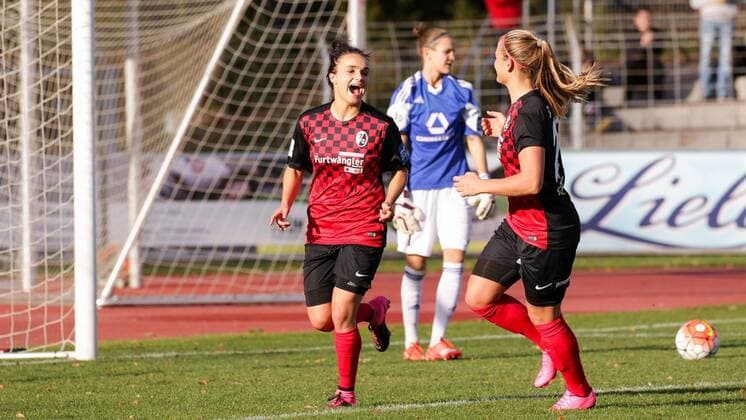 v.li.: Torschützin Lina Maria Magull (Freiburg, 16) jubelt mit Clara Schöne (Clara Schoene, Freiburg, 27) über ihr Elfmetertor (Handelfmeter), Jubel, Torjubel, Torerfolg, celebrate the goal, goal, celebration, Jubel ueber das Tor, optimistisch, Action, Aktion, Fussball, Allianz Frauen-Bundesliga, SC Freiburg - 1. FFC Frankfurt, xozx