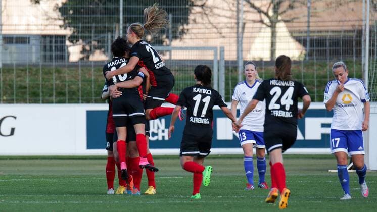 Während Freiburgs Spielerinnen über das Tor zum 0:2 jubeln sind v.li.: Marith Prießen (Marith Priessen, Frankfurt, 13) und Mandy Islacker (Frankfurt, 17) enttäuscht schauend, Enttäuschung, Frustration, disappointed, pessimistisch, Fussball, Allianz Frauen-Bundesliga, SC Freiburg - 1. FFC Frankfurt, xozx