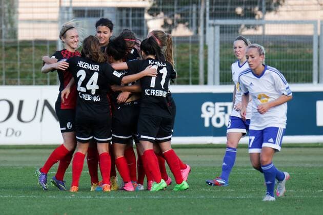 Während Freiburgs Spielerinnen über das Tor zum 0:2 jubeln sind v.li.: Marith Prießen (Marith Priessen, Frankfurt, 13) und Mandy Islacker (Frankfurt, 17) enttäuscht schauend, Enttäuschung, Frustration, disappointed, pessimistisch, Fussball, Allianz Frauen-Bundesliga, SC Freiburg - 1. FFC Frankfurt, xozx