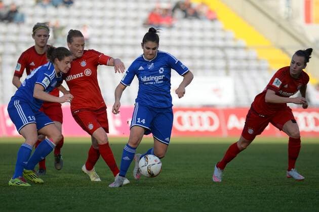 v.li.: Nina Burger (SC Sand, 19) Carina Wenninger (FC Bayern München, FCB, 19) Melanie Behringer (FC Bayern München, FCB, 7) Jovana Damnjanovic (SC Sand, 14) Viktoria Schnaderbeck (FC Bayern München, FCB, 25) Zweikampf, Duell, duel, tackle, Dynamik, Action, Aktion, Fussball, Allianz Frauen-Bundesliga, FC Bayern München - SC Sand, xslx