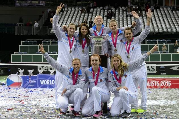 Tennis, Tschechien gewinnt Fed Cup Czech Republic team players Lucie Hradecka (L-R bottom ), Tereza Smitkova, Petra Kvitova, Denisa Allertova (L-R), Lucie Safarova, Petr Pala, Karolina Pliskova, Barbora Strycova celebrate during the awarding ceremony for the Fed Cup tennis final match between Czech Republic and Russia in Prague, Czech Republic, November 15, 2015. Czech Republic beat Russia in tennis Fed Cup final 3-2 and defended title. (CTKxPhoto MichalxKamaryt) CTKPhotoP201511150753401 kmt 34 K