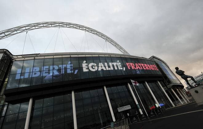 Fußball, Länderspiel, England - Frankreich, Freiheit, Gleichheit, Brüderlichkeit - Schriftzug am Wembleystadion in London 17.11.2015. Wembley Stadium, London, England. International football friendly, England versus France. The words iberty, equality and, above all, fraternity displayed on the stadium in front of which stands the Bobby Moore statue. xNigelxCookex ActionPlus11682364