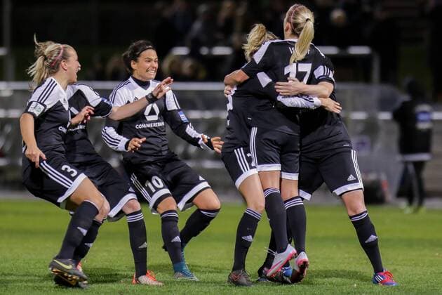 Die Spielerinnen des 1. FFC Frankfurt, darunter Dzsenifer Marozsan (Frankfurt, 10), nehmen Mandy Islacker (Frankfurt, 17), die Schützin des letzten und entscheidenden Elfmeters in Empfang, im Elfmeterschießen, Jubel, Freude, Sieger, Gewinner, Einzug ins Viertelfinale, Fussball, UEFA Women s Champions League, 1. FFC Frankfurt - Lilleström SK Kvinner, xozx