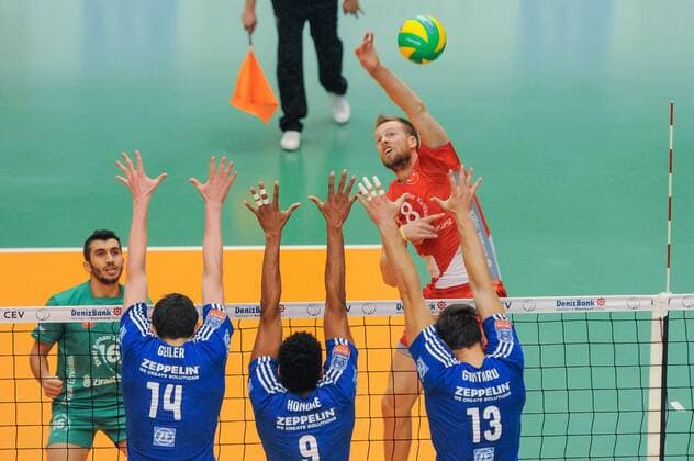 GER, Volleyball, 2016 CEV Denizbank Volleyball Champions League, VBL, VfB Friedrichshafen vs Ziraat Bankasi Ankara 18.11.2015, ZF Arena, Friedrichshafen, GER, Volleyball, 2016 CEV Denizbank Volleyball Champions League, VBL, VfB Friedrichshafen vs Ziraat Bankasi Ankara, im Bild Dreifachblock Baptiste Geiler 14, Marc Anthony Honore 9, Adrian Radu Gontariu 13, gegen Nils Nilsson 8 nphxHafner