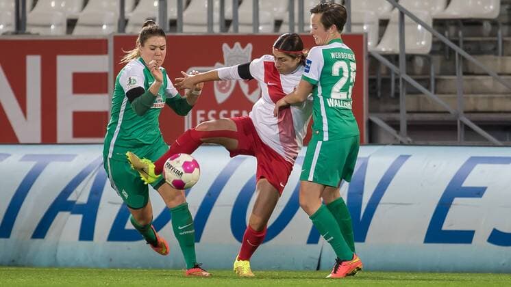 v.li.: Lisa-Marie Scholz (SV Werder Bremen, 7), Charline Hartmann (SGS Essen, 13) und Maren Wallenhorst (SV Werder Bremen, 25) im Dreikampf, Duell, duel, tackle, Fussball, Allianz Frauen-Bundesliga, SGS Essen - SV Werder Bremen, xdgx