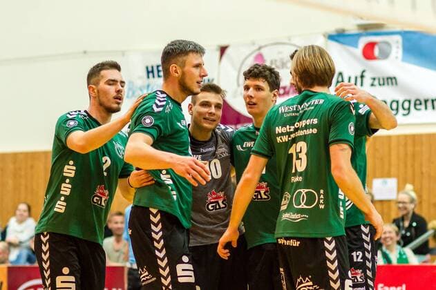 Jubel bei den Netzhoppers, vlnr Ivaylo Ivanov, Matthias Böhme Boehme, Kamil Ratajczak, Theo Timmermann, Manuel Rieke GER, Königs Wusterhausen Bestensee, Volleyballl, 1. Bundesliga, Saison 2015 2016, Landkost-Arena, Netzhoppers KW - Berlin Recycling Volleys