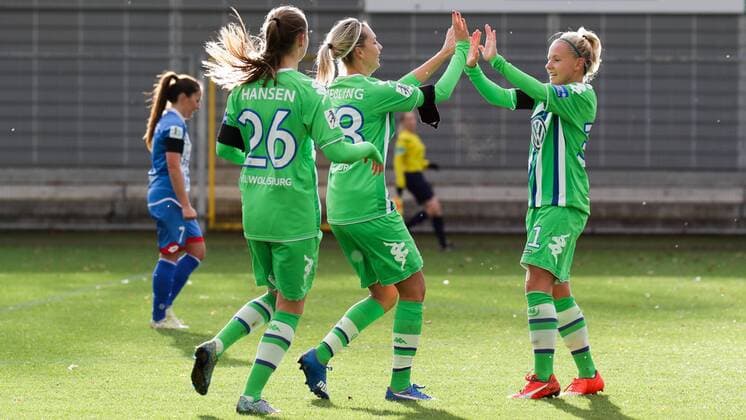 v.li.: Caroline Graham Hansen (Wolfsburg, 26), Torschützin Lena Goeßling (Lena Goessling, Wolfsburg, 28) und Julia Simic (Wolfsburg, 31) feiern das Tor zum 0:4, Jubel, Torjubel, Torerfolg, celebrate the goal, goal, celebration, Jubel ueber das Tor, optimistisch, Action, Aktion, Fussball, Allianz Frauen-Bundesliga, TSG 1899 Hoffenheim - VfL Wolfsburg, xozx