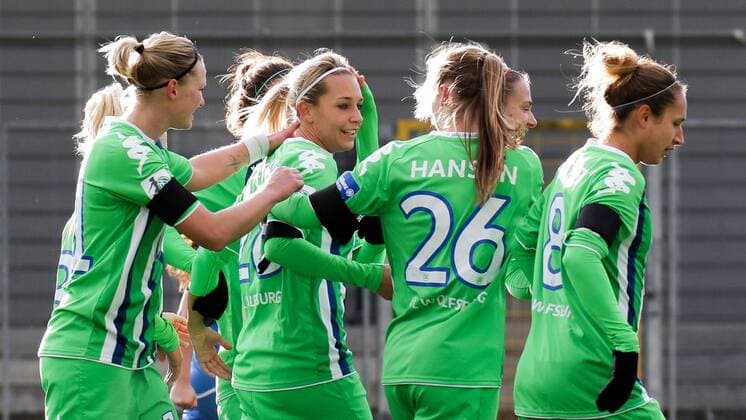 Lena Goeßling (Lena Goessling, Wolfsburg, 28) lässt sich für ihr zweites Tor des Tages zum 0:4 feiern, Jubel, Torjubel, Torerfolg, celebrate the goal, goal, celebration, Jubel ueber das Tor, optimistisch, Action, Aktion, Fussball, Allianz Frauen-Bundesliga, TSG 1899 Hoffenheim - VfL Wolfsburg, xozx