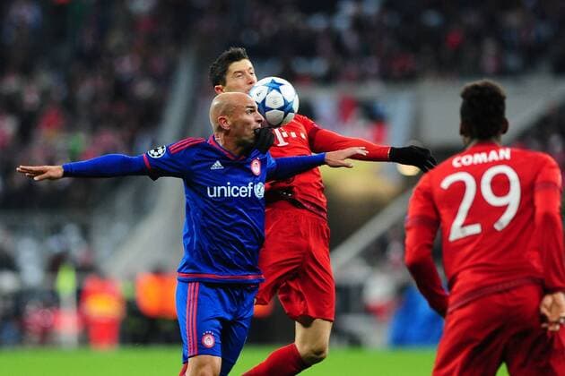 Fussball Champions League Vorrunde 5. Spieltag Bayern München - Olympiakos Piräus am 24.11.2015 in der Allianz-Arena in München Esteban Cambiasso ( Piräus ), links - Robert Lewandowski ( München ), mitte xPBJPGx