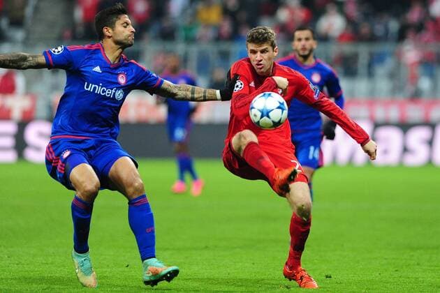 Fussball Champions League Vorrunde 5. Spieltag Bayern München - Olympiakos Piräus am 24.11.2015 in der Allianz-Arena in München Manuel da Costa ( Piräus ), links - Thomas Mueller ( München ), rechts xPBJPGx