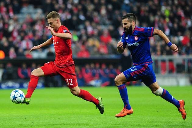 Fussball Champions League Vorrunde 5. Spieltag Bayern München - Olympiakos Piräus am 24.11.2015 in der Allianz-Arena in München Joshua Kimmich ( München ), links - Dimitrios Siovas ( Piräus ), rechts xPBJPGx
