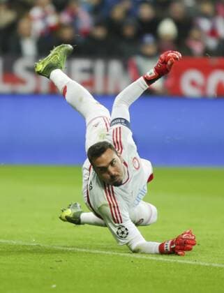ROBERTO, Piraeus 1 Torwart wehrt den Ball ab, fängt, fangen, festhalten, Aktion, Einzelbild, Freisteller, Reaktion, Faustabwehr, Fausten FC BAYERN MUENCHEN - FC OLYMPIAKOS PIRAEUS 4-0 GRUPPENPHASE, Fussball UEFA Champions League, Muenchen, 24.11.2015 CL Saison 2015 2016, FCB, Muenchen