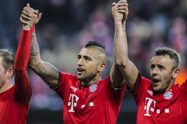 Arturo VIDAL, FCB 23 Haare dampfen, schwitzen, Frisur, Styling, Hair, Gel, Mode, Haarschnitt Jubel Halbfigur, Freisteller , Aktion, Einzelbild, Portrait, Porträt, FC BAYERN MUENCHEN - FC OLYMPIAKOS PIRAEUS 4-0 GRUPPENPHASE, Fussball UEFA Champions League, Muenchen, 24.11.2015 CL Saison 2015 2016, FCB, Muenchen