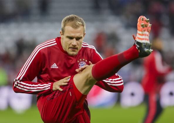 Holger BADSTUBER, FCB 28 Gymnastik, Stretching, aufwaermen,warm-up,Vorbereitung aufs Spiel,warmmachen FC BAYERN MUENCHEN - FC OLYMPIAKOS PIRAEUS 4-0 GRUPPENPHASE, Fussball UEFA Champions League, Muenchen, 24.11.2015 CL Saison 2015 2016, FCB, Muenchen