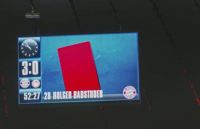 Holger BADSTUBER, FCB 28 Hauptschiedsrichter Jonas ERIKSSON, SWE , Schiedsrichter, Linienrichter mit Fahne, Pfeifezeigt die Rote Karte, Platzverweis, schweres Vergehen FC BAYERN MUENCHEN - FC OLYMPIAKOS PIRAEUS 4-0 GRUPPENPHASE, Fussball UEFA Champions League, Muenchen, 24.11.2015 CL Saison 2015 2016, FCB, Muenchen