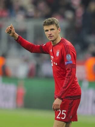 Thomas MUELLER, MÜLLER, FCB 25 reckt den Daumen hoch, gestikuliert und gibt Anweisungen, Aktion, Einzelbild, Gestik, Geste, Handbewegung FC BAYERN MUENCHEN - FC OLYMPIAKOS PIRAEUS 4-0 GRUPPENPHASE, Fussball UEFA Champions League, Muenchen, 24.11.2015 CL Saison 2015 2016, FCB, Muenchen