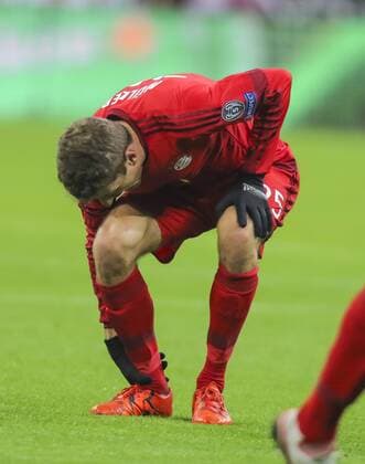 Thomas MUELLER, MÜLLER, FCB 25 Verletzung, Verstauchung, Zerrung, Tape, Verband, Tapeverband, Wunde, Verletzung, Eis, Druckverband, Kompression, Kompressionsverband FC BAYERN MUENCHEN - FC OLYMPIAKOS PIRAEUS 4-0 GRUPPENPHASE, Fussball UEFA Champions League, Muenchen, 24.11.2015 CL Saison 2015 2016, FCB, Muenchen