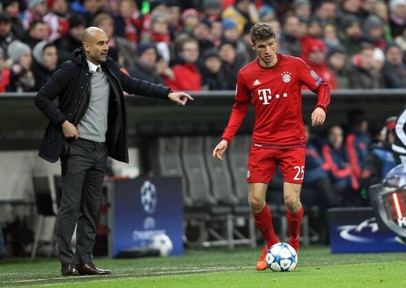Fussball, Champions League, 2015 2016, Herren, Gruppenphase, 5. Spieltag, 24.11.2015, FC Bayern München - Olympiakos Piräus 4- 0, v.l. Freisteller, Einzelbild, Aktion, Ganzkörper, Ganzfigur, Einzelaktion, Trainer Pep Guardiola, FC Bayern München, Thomas Müller, FC Bayern München,