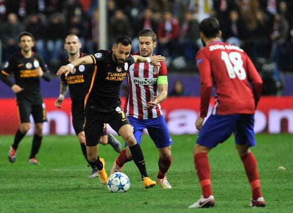 Fußball, Champions League, Atletico Madrid - Galatasaray Istanbul Atletico de Madrid Defender, Jesus Gamez Duarte, number 18 . Atletico de Madrid Midfielder, Grabiel Fenandez Arenas, number 14. Galatasaray Midfielder, Yasin Oztekin, number 7. Round MATCHDAY 5 of the CHAMPIONS league, soccer match between Atletico de Madrid - Galatasaray at the Vicente Calderon estadium, Madrid - Spain by November 25, 2015. PHOTO: Gregorio Lopez.
