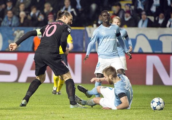 Malmoe Sweden 2015-11-25 Champions League 2015 16 Malmö FF(SWE) vs PSG(F) Zlatan Ibrahimovic(PSG) and Rasmus Bengtsson(SWE) kicked his kee - 4.04937154