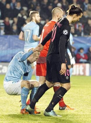 Malmoe Sweden 2015-11-25 Champions League 2015 16 Malmö FF(SWE) vs PSG(F) Zlatan Ibrahimovic(PSG)helps Anton Tinnerholm(SWE) - 4.04937163