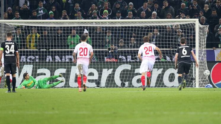 Moenchengladbach Tor per Elfmeter zum 4:2 durch Banega ( 19, FC Sevilla) (verdeckt) - v.l. Granit Xhaka ( 34, Borussia Moenchengladbach), Banega ( 19, FC Sevilla) (verdeckt), Yann Sommer ( 1, Torwart, Borussia Moenchengladbach), Vitolo ( 20, FC Sevilla), Llorente ( 24, FC Sevilla) und Havard Nordtveit ( 6, Borussia Moenchengladbach) Borussia Moenchengladbach - FC Sevilla, Fussball, UEFA Champions League, 26.11.2015, Copyright: Deutzmann Eibner-Pressefoto EP_CDN
