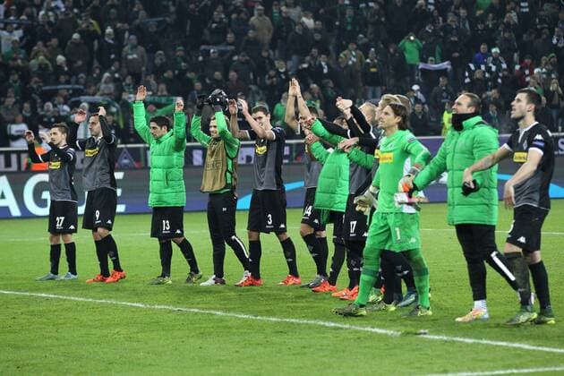 Moenchengladbach Das Team von Borussia Moenchengladbach jubelt gemeinsam mit den Fans ueber den Sieg gegen Sevilla - v.l. Julian Korb ( 27, Borussia Moenchengladbach), Josip Drmic ( 9, Borussia Moenchengladbach), Lars Stindl ( 13, Borussia Moenchengladbach), Tony Jantschke ( 24, Borussia Moenchengladbach), Andreas Christensen ( 3, Borussia Moenchengladbach), Granit Xhaka ( 34, Borussia Moenchengladbach), Raffael ( 11, Borussia Moenchengladbach), Josip Drmic ( 9, Borussia Moenchengladbach), Oscar Wendt ( 17, Borussia Moenchengladbach), Yann Sommer ( 1, Torwart, Borussia Moenchengladbach), Havard Nordtveit ( 6, Borussia Moenchengladbach) Borussia Moenchengladbach - FC Sevilla, Fussball, UEFA Champions League, 26.11.2015, Copyright: Deutzmann Eibner-Pressefoto EP_CDN
