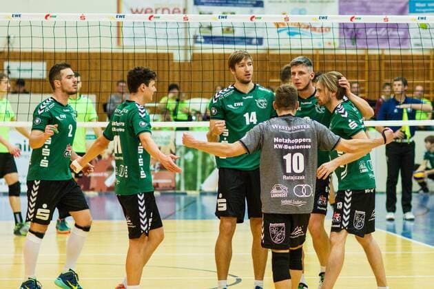 Mannschaft Jubel Netzhoppers KW vlnr Ivaylo Ivanov 2, Theo Timmermann 11, Paul Sprung 14, Kamil Ratajczak 10, Matthias Böhme Boehme 8 und Manuel Rieke 13 GER, Königs Wusterhausen Bestensee, Volleyballl, 1. Bundesliga, Saison 2015 2016, Landkost-Arena, Netzhoppers KW - Chemie Volley Mitteldeutschland