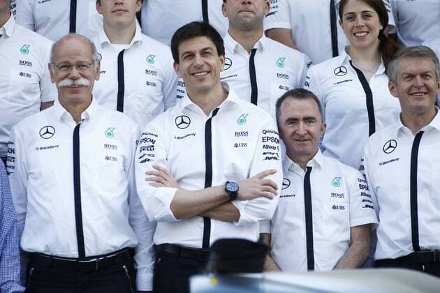 Motorsports: FIA Formula One World Championship WM Weltmeisterschaft 2015, Grand Prix of Abu Dhabi, Dr. Dieter Zetsche (Chairman of the Board of Management of Daimler AG, Head of Mercedes-Benz Cars), Toto Wolff (AUT, Mercedes AMG Petronas Formula One Team), Paddy Lowe (GBR, Mercedes AMG Petronas Formula One Team), Prof. Dr. Thomas Weber (Member of the Board of Management of Daimler AG), team photo, Teamfoto xHOCHxZWEIx