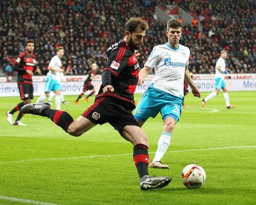 Leverkusen Admir Mehmedi ( 14, Bayer 04 Leverkusen) mit Klaas-Jan Huntelaar ( 25, FC Schalke 04), Bayer 04 Leverkusen - FC Schalke 04, Fussball, 1. Bundesliga, 29.11.2015, Copyright: Deutzmann Eibner-Pressefoto EP_CDN