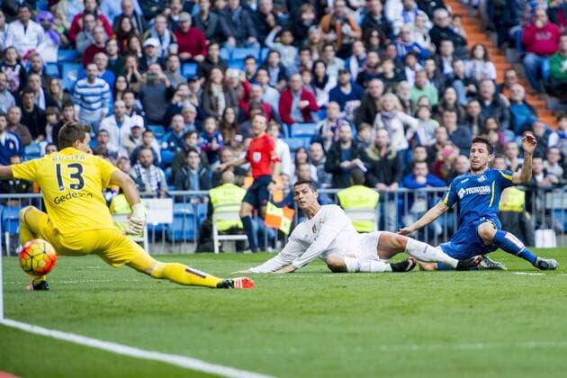 151205 Real Madrids Cristiano Ronaldo gör 4-0 bakom Getafes malvakt Vicente Guaita under fotbollsmatchen i La Liga mellan Real Madrid och Getafe den 5 december 2015 i Madrid. Copyright: LUDVIGxTHUNMAN BB151205LT015