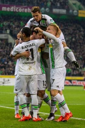 Moenchengladbach Raffael (Borussia Moenchengladbach 11), Lars Stindl (Borussia Moenchengladbach 13), Granit Xhaka (Borussia Moenchengladbach 34) und Oscar Wendt (Borussia Moenchengladbach 17) beim Torjubel nach dem Treffer zum 2:0 beim Fussball Bundesligaspiel zwischen Borussia Moenchengladbach und dem FC Bayern Muenchen am 05.12.2015, Copyright: Schülerx xEibner-Pressefoto EP_jse