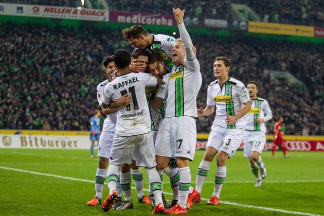 Moenchengladbach Raffael (Borussia Moenchengladbach 11), Lars Stindl (Borussia Moenchengladbach 13), Fabian Johnson (Borussia Moenchengladbach 19), Granit Xhaka (Borussia Moenchengladbach 34), Oscar Wendt (Borussia Moenchengladbach 17) und Andreas Christensen (Borussia Moenchengladbach 3) beim Torjubel nach dem Treffer zum 2:0 beim Fussball Bundesligaspiel zwischen Borussia Moenchengladbach und dem FC Bayern Muenchen am 05.12.2015, Copyright: Schülerx xEibner-Pressefoto EP_jse