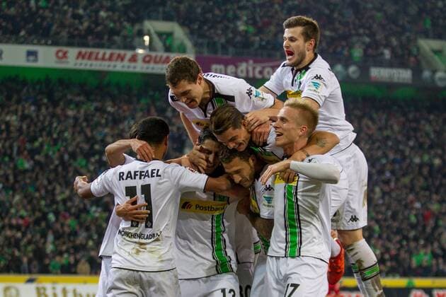 Moenchengladbach Raffael (Borussia Moenchengladbach 11), Andreas Christensen (Borussia Moenchengladbach 3), Lars Stindl (Borussia Moenchengladbach 13), Fabian Johnson (Borussia Moenchengladbach 19), Oscar Wendt (Borussia Moenchengladbach 17) und Havard Nordtveit (Borussia Moenchengladbach 6) beim Torjubel nach dem Treffer zum 2:0 beim Fussball Bundesligaspiel zwischen Borussia Moenchengladbach und dem FC Bayern Muenchen am 05.12.2015, Copyright: Schülerx xEibner-Pressefoto EP_jse