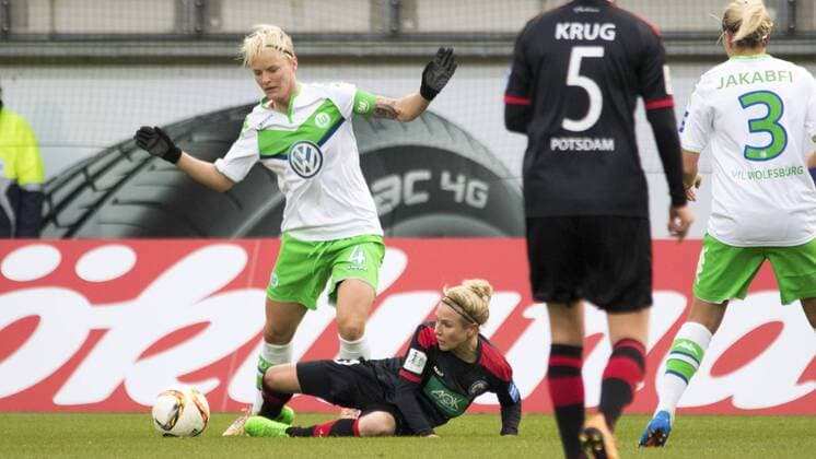 Fußball, Allianz Frauen Bundesliga, VfL Wolfsburg - 1. FFC Turbine Potsdam; Nilla Fischer (Wolfsburg; Kapitänin, captain, 4) gegen Svenja Huth (Potsdam, 9) Zweikampf, Duell, duell, tackle, Tackling, Aktion, action. xtgx
